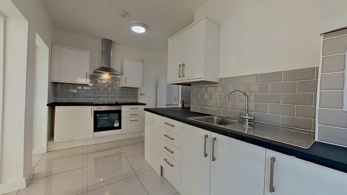 6 Bedroom Semi-Detached House To Rent In The Chase, Guildford., GU2