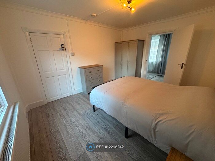 1 Bedroom Flat To Rent In Essex Place, London, W4