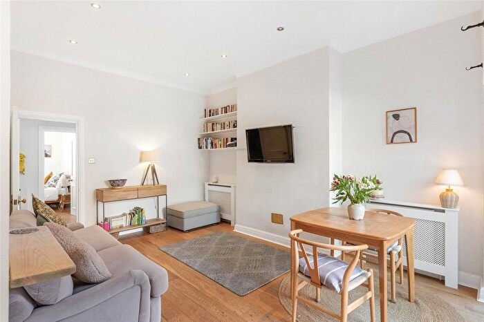 2 Bedroom Flat For Sale In Rockmount Road, London, SE19
