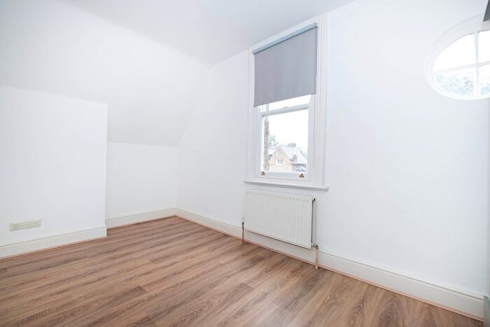 1 Bedroom Flat For Sale In Parklands, Surbiton, KT5