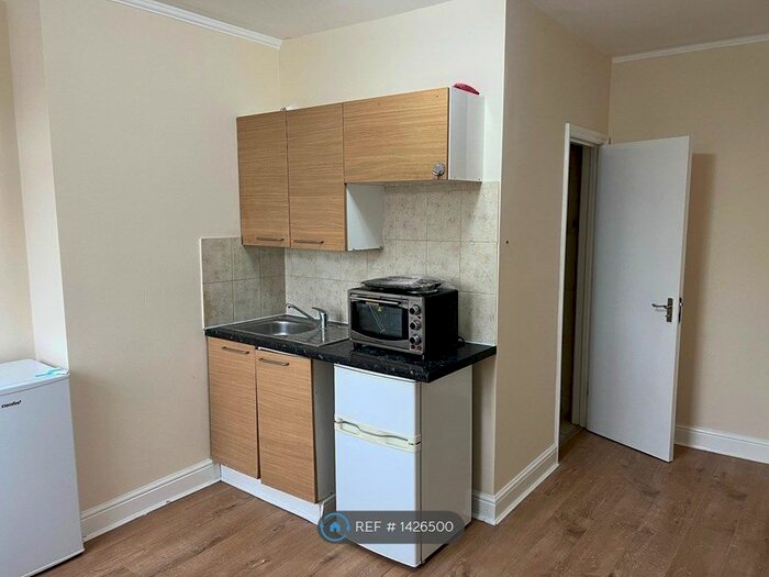 Studio To Rent In St. Marys Road, London, NW11
