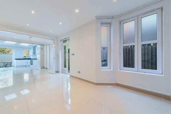 Studio To Rent In Knights Hill, London, SE27