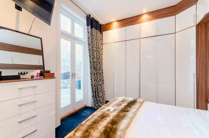 1 Bedroom Flat To Rent In Lower Teddington Road, Hampton Wick, Kingston Upon Thames, KT1