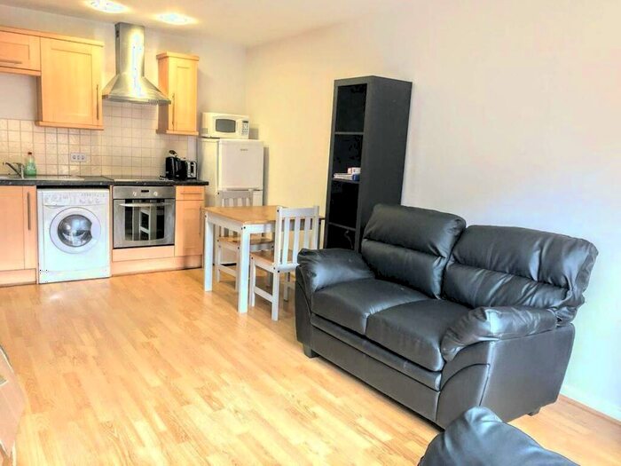 1 Bedroom Flat To Rent In Ahlux Court, Leeds, West Yorkshire, LS2