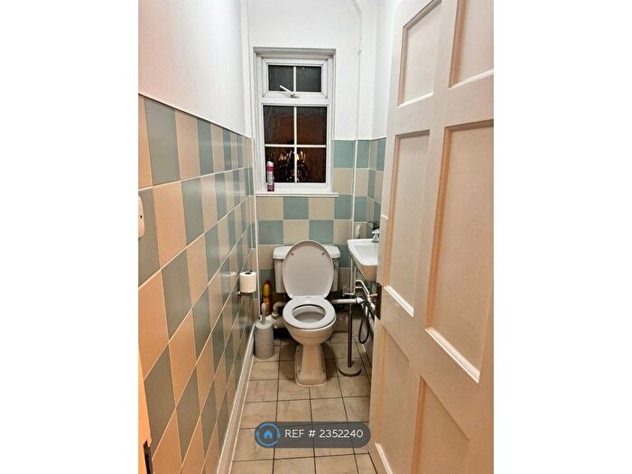 2 Bedroom Flat To Rent In Danescroft, London, NW4