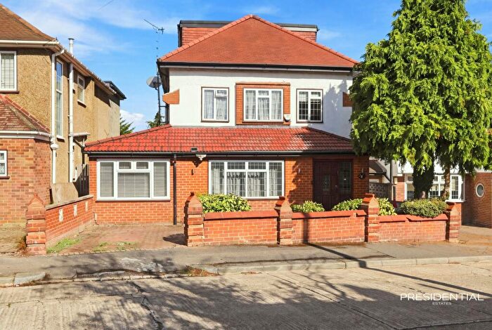 5 Bedroom Detached House For Sale In Broadhurst Gardens, Chigwell, IG7