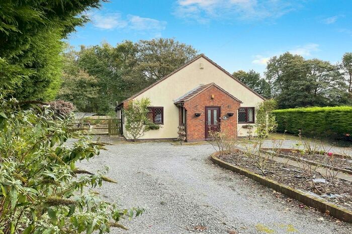 4 Bedroom Bungalow For Sale In Selby Road, Camblesforth, Selby, YO8