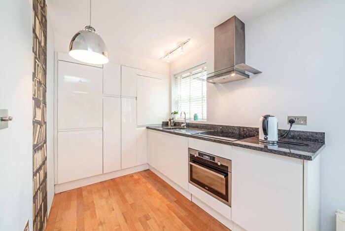 2 Bedroom Flat To Rent In Weavers Way, Camden, London, NW1