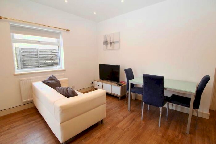 2 Bedroom Flat To Rent In Moneyhill Parade, Rickmansworth, WD3