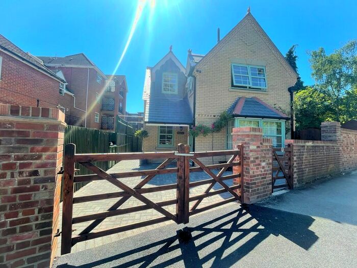 3 Bedroom Detached House To Rent In Brookvale Road, Southampton, SO17