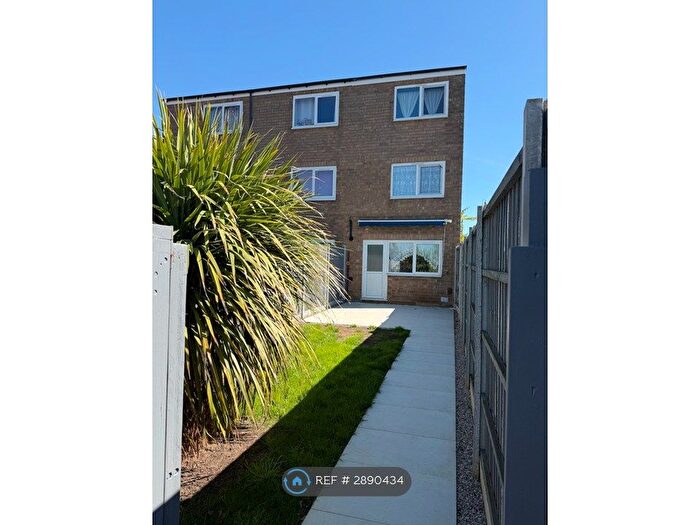 4 Bedroom End Of Terrace House To Rent In Faracre Court, Northampton, NN3