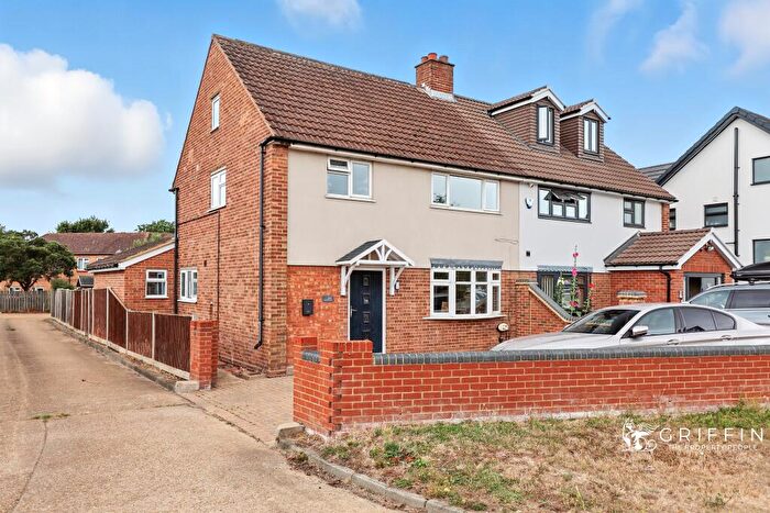 3 Bedroom Semi-Detached House For Sale In Lodge Lane, Grays, RM17