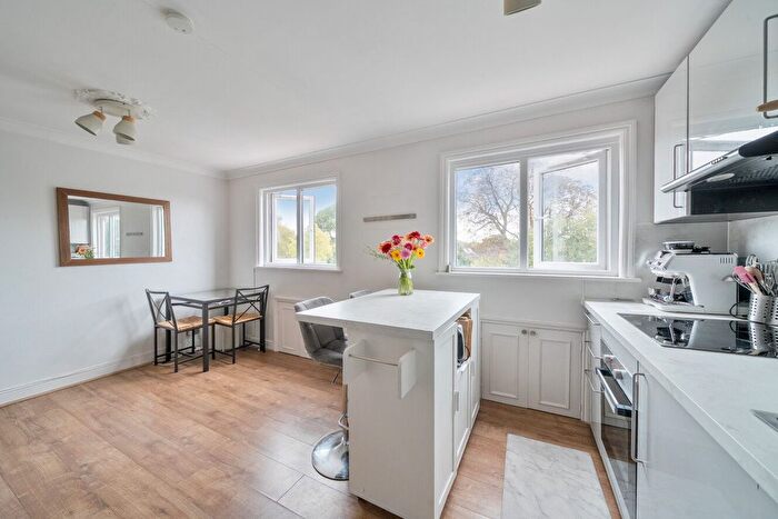 2 Bedroom Flat For Sale In Ellesmere Road, Chiswick, London, W4
