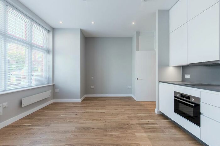 Flat To Rent In Flat Heathfield Park, NW2