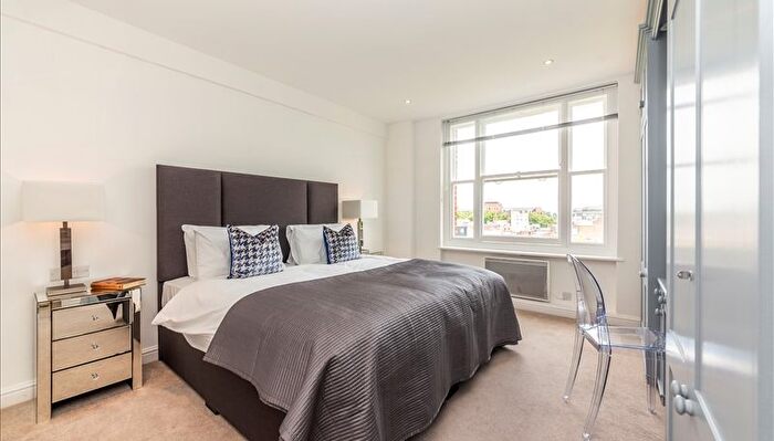 2 Bedroom Flat To Rent In Hill Street, London, W1J