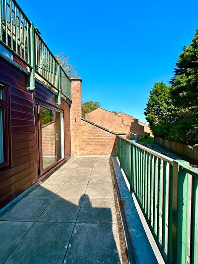 2 Bedroom Flat To Rent In Briary Road, Bristol, BS20