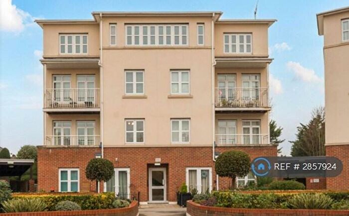 2 Bedroom Flat To Rent In Gonville Court, London, N20