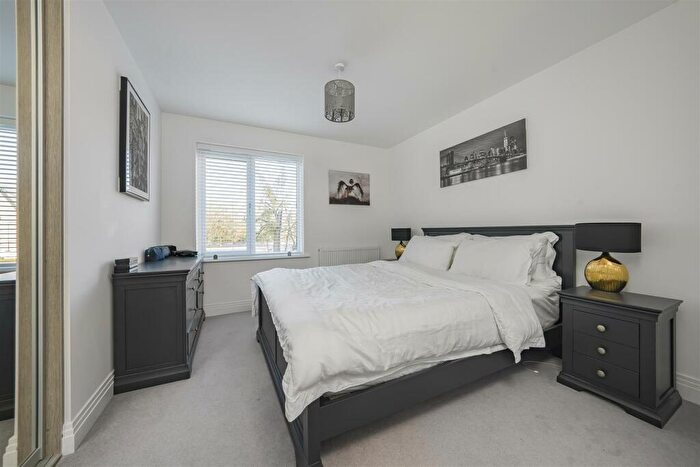 2 Bedroom Flat For Sale In Garrett Crescent, Ottershaw, KT16