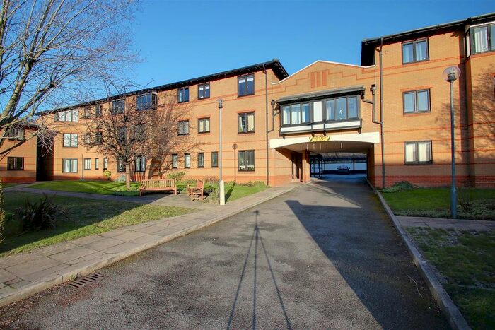 2 Bedroom Flat To Rent In Lake View, Railway Terrace, Kings Langley, WD4