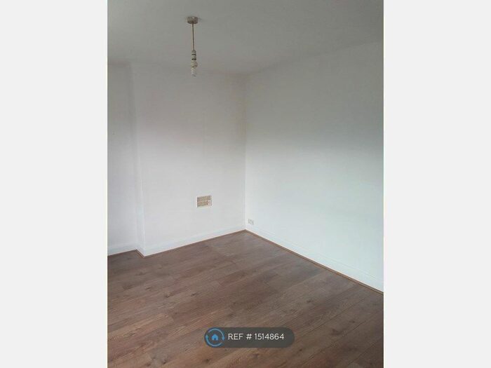 3 Bedroom Flat To Rent In Shepards Bush, London, W12