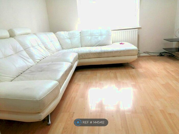 2 Bedroom Flat To Rent In Montrose Court, London, NW9