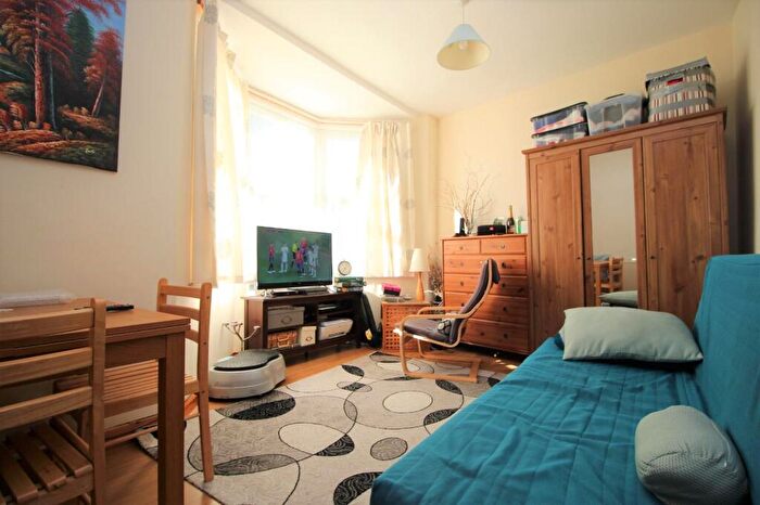 2 Bedroom Apartment To Rent In Markhouse Avenue, Walthamstow, E17