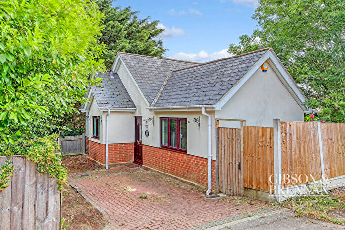 2 Bedroom Bungalow For Sale In Clover Way, Basildon, SS16