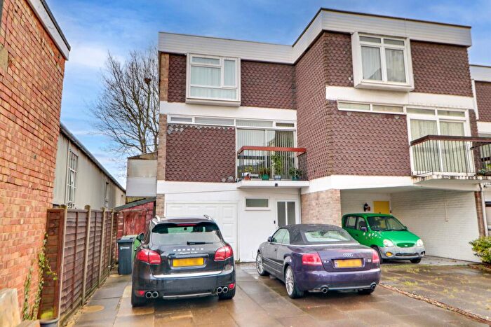 4 Bedroom End Of Terrace House For Sale In Ravenswood Gardens, Southsea, PO5