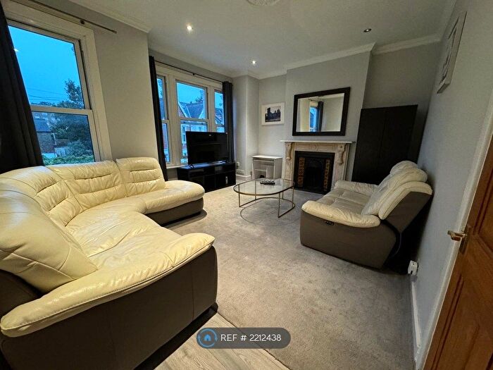 3 Bedroom Flat To Rent In Brancaster Road, London, SW16