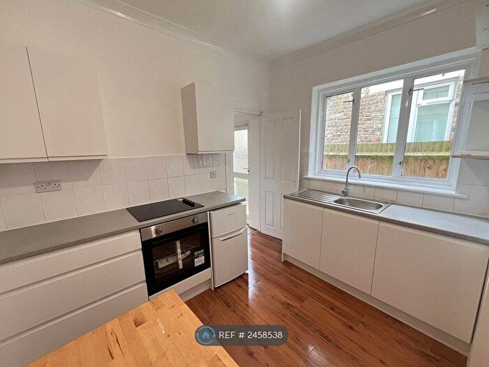 Studio To Rent In Station Road, London, N3