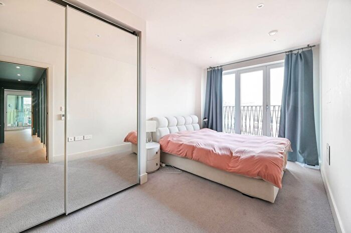 3 Bedroom Flat To Rent In St Georges Circus, Elephant And Castle, London, SE1