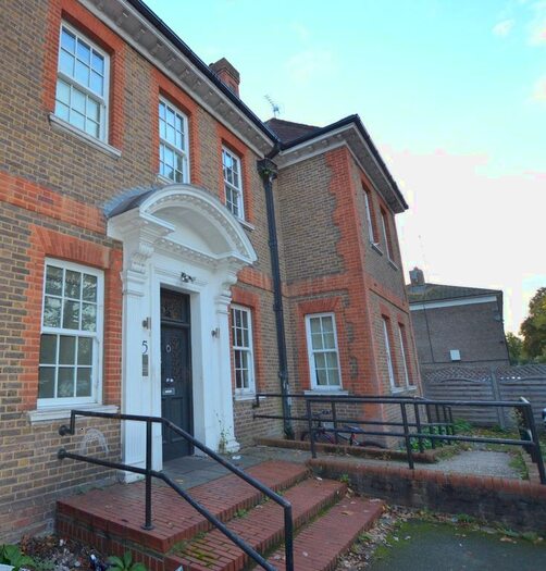 3 Bedroom Flat To Rent In North Drive, London, SW16