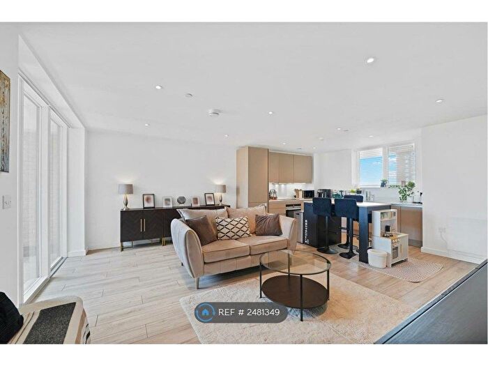 2 Bedroom Flat To Rent In Croxley View, Watford, WD18