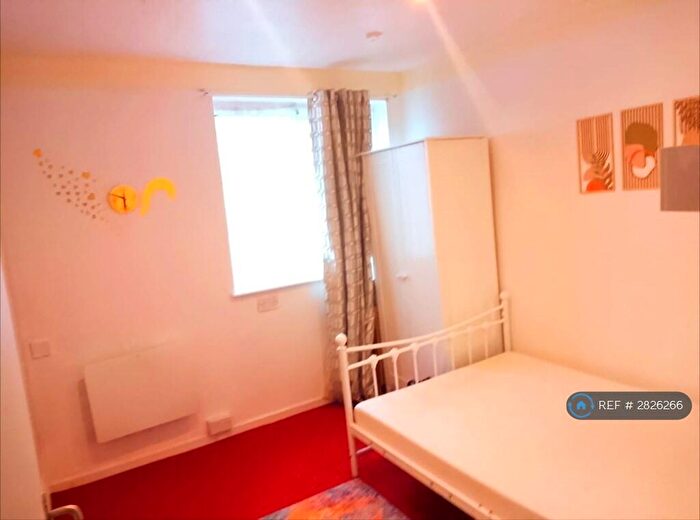 Studio To Rent In Lower Strand, London, NW9