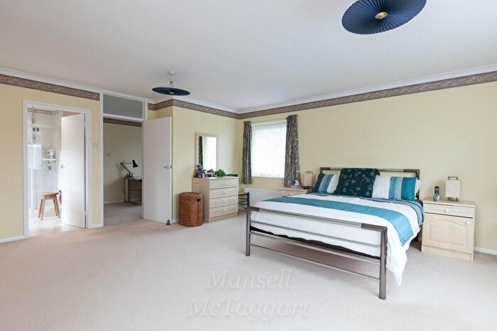 5 Bedroom Detached House For Sale In Chanctonbury Way, Crawley, RH11