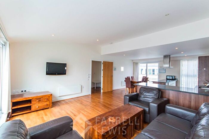 3 Bedroom Flat To Rent In Bromyard House, Acton, W3