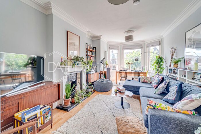 4 Bedroom Flat To Rent In Stapleton Hall Road, Crouch End, London, N4