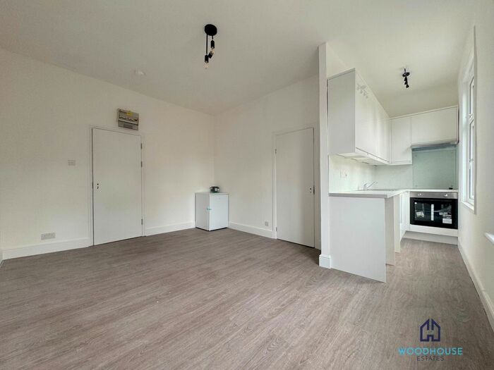 Studio To Rent In Caledonian Road, London, N7