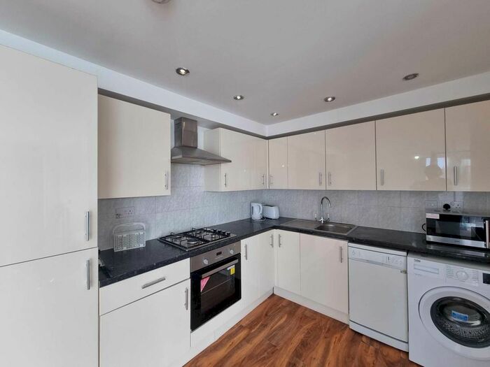 1 Bedroom Flat To Rent In Radalco House, Hounslow, TW3