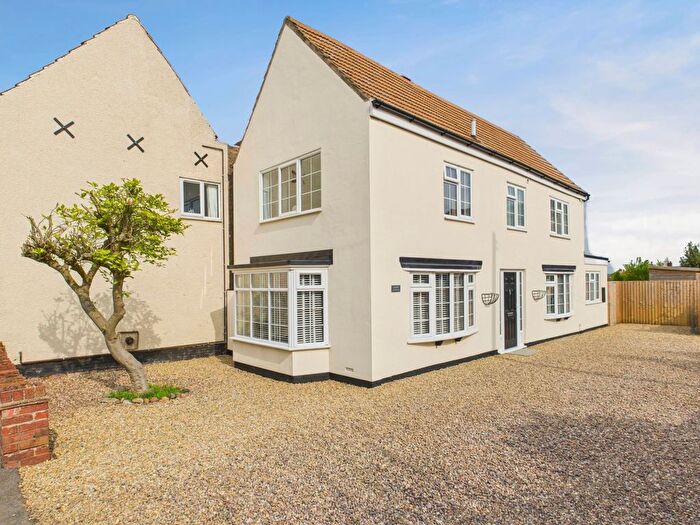 2 Bedroom Cottage For Sale In Main Street, West Stockwith, Doncaster, South Yorkshire, DN10