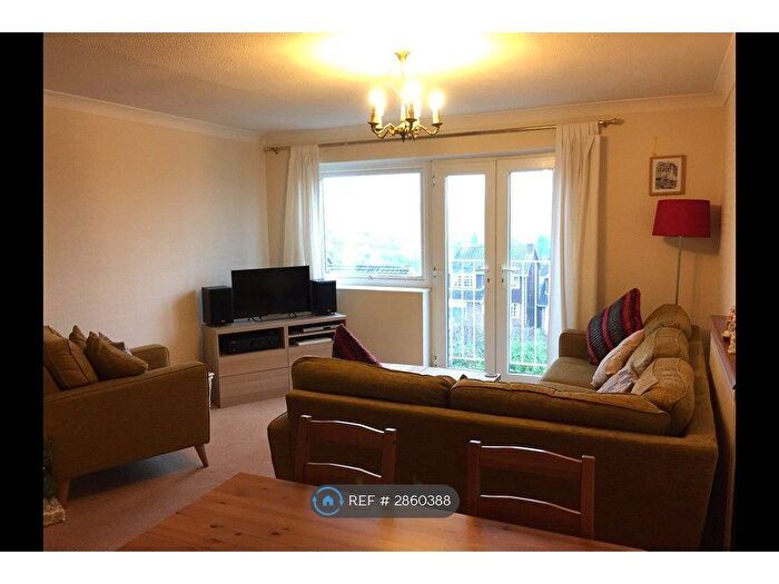 2 Bedroom Flat To Rent In Hadleigh Court, Brentwood, CM14