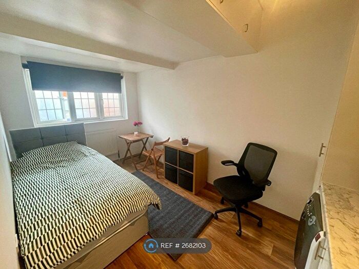 Studio To Rent In Corringway, London, W5