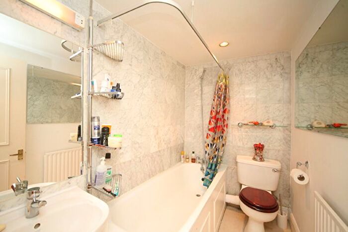 2 Bedroom Flat To Rent In Devonport Road, London, W12