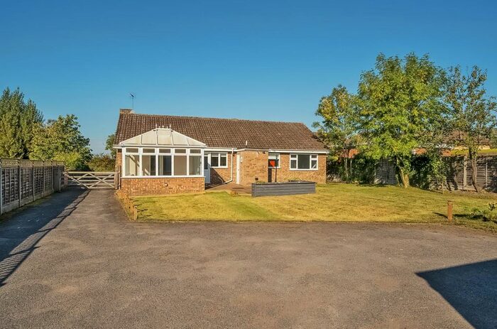 3 Bedroom Detached Bungalow To Rent In Milton Road, Clapham, Bedford, MK41