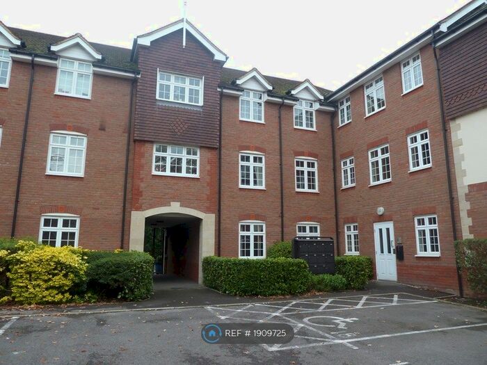2 Bedroom Flat To Rent In The Quadrant, Addlestone, KT15