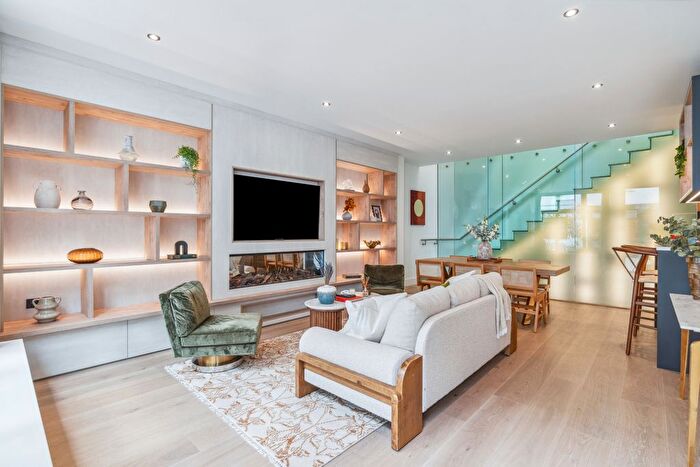 2 Bedroom Mews To Rent In Lancaster Mews, Lancaster Gate, W2