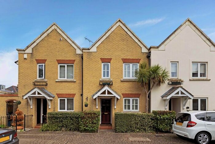 4 Bedroom Property To Rent In Dorchester Mews, Twickenham, TW1