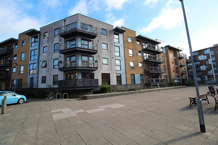 2 Bedroom Flat To Rent In Howlands Court, Commonwealth Drive, Crawley, West Sussex., RH10