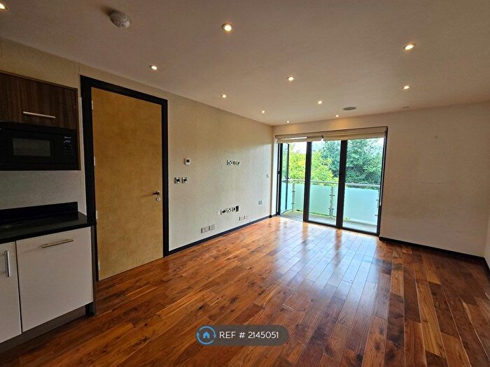 2 Bedroom Flat To Rent In Crystal Court, London, N14