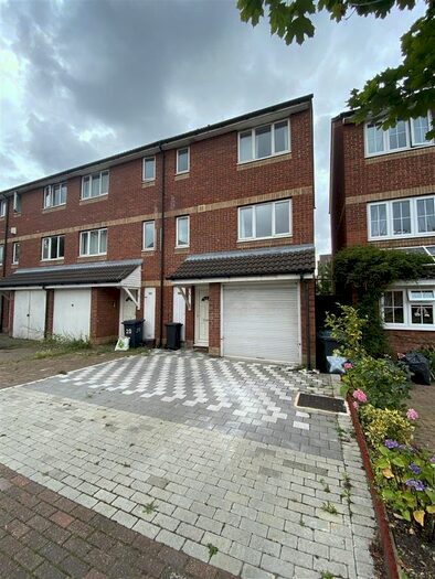 4 Bedroom Semi-Detached House To Rent In Bunning Way, London, N7